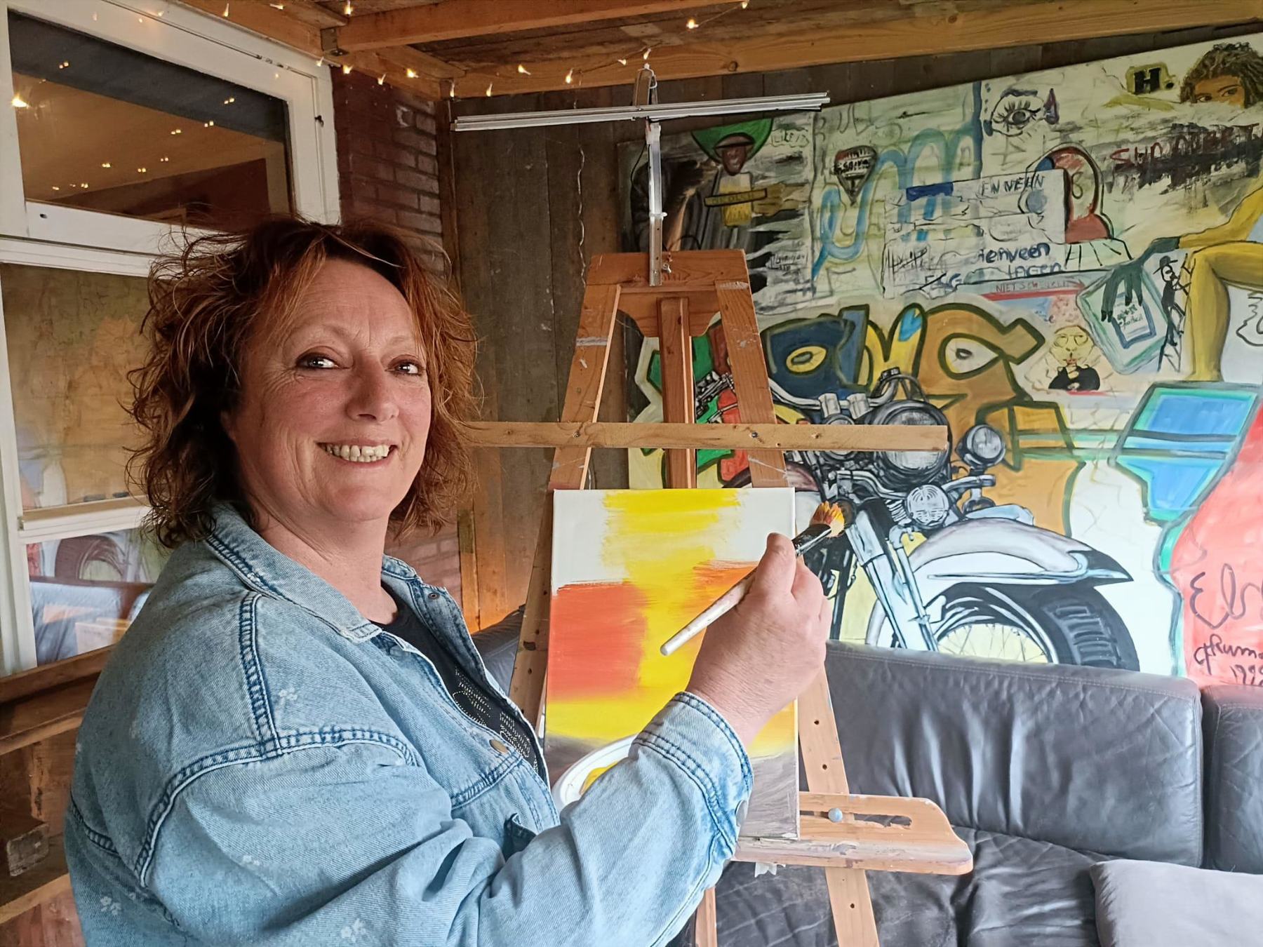 Marijke schildert tijdens een creatieve sessie in het atelier
