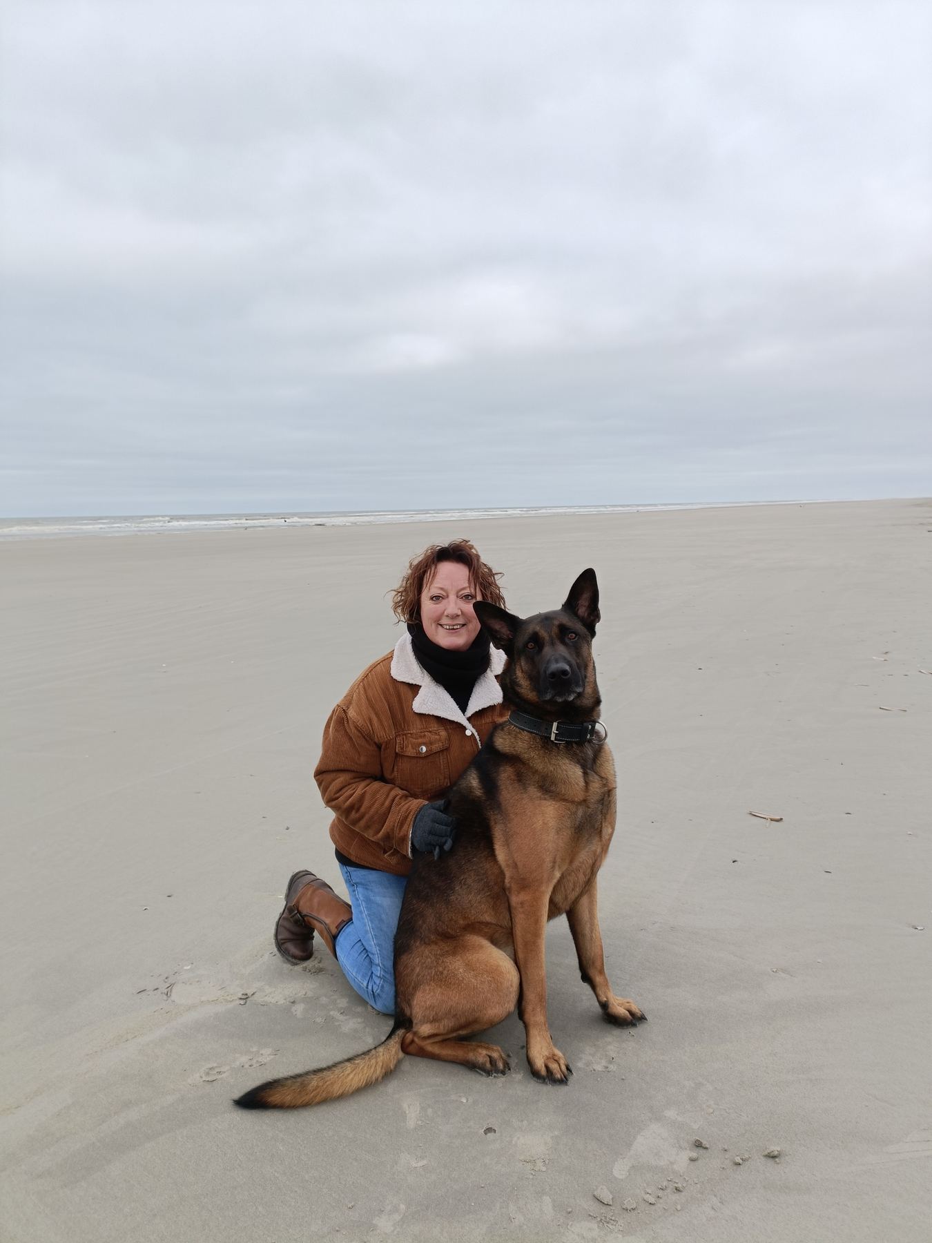 Marijke met Luca op het strand van de Wadden