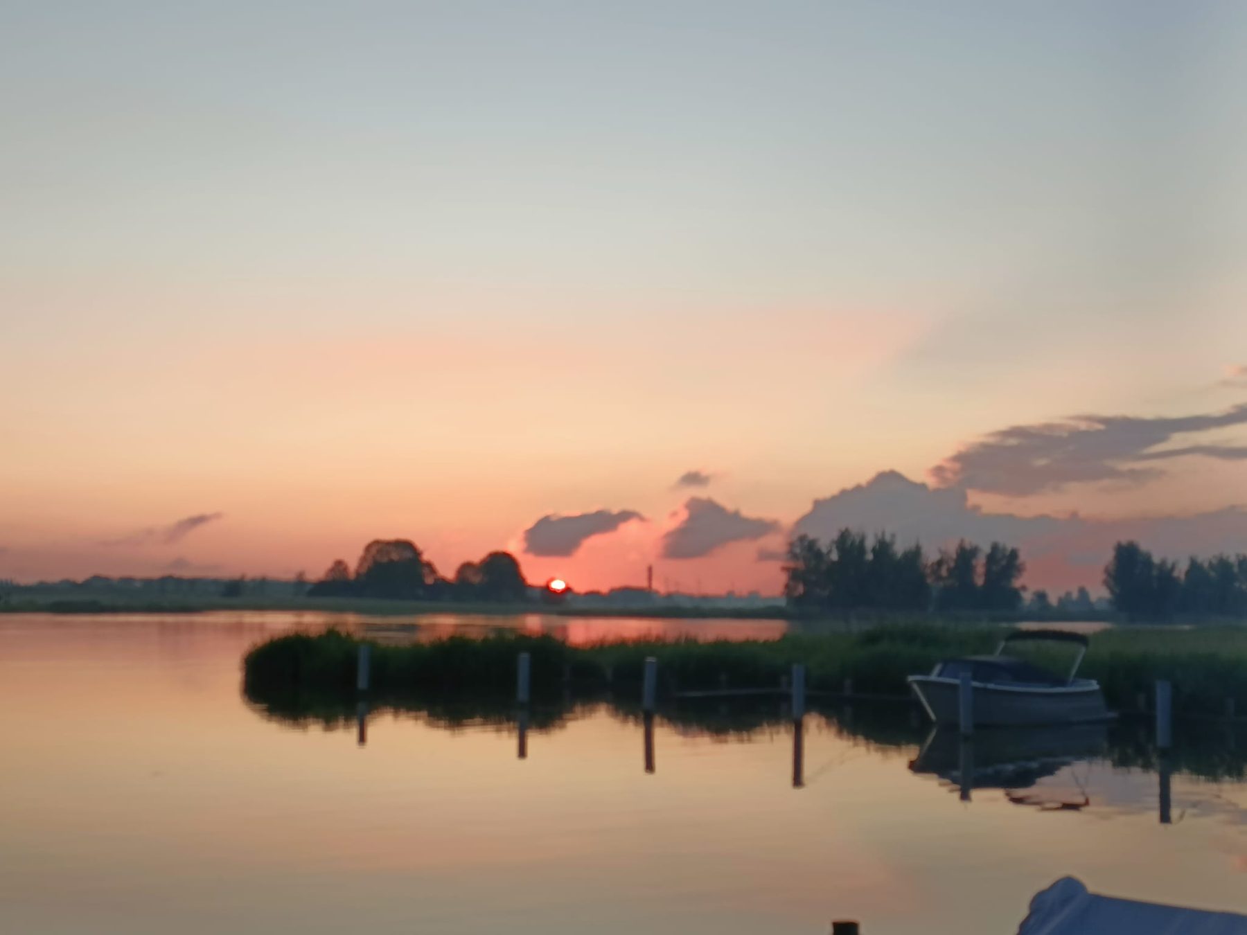 Zonsondergang boven het water